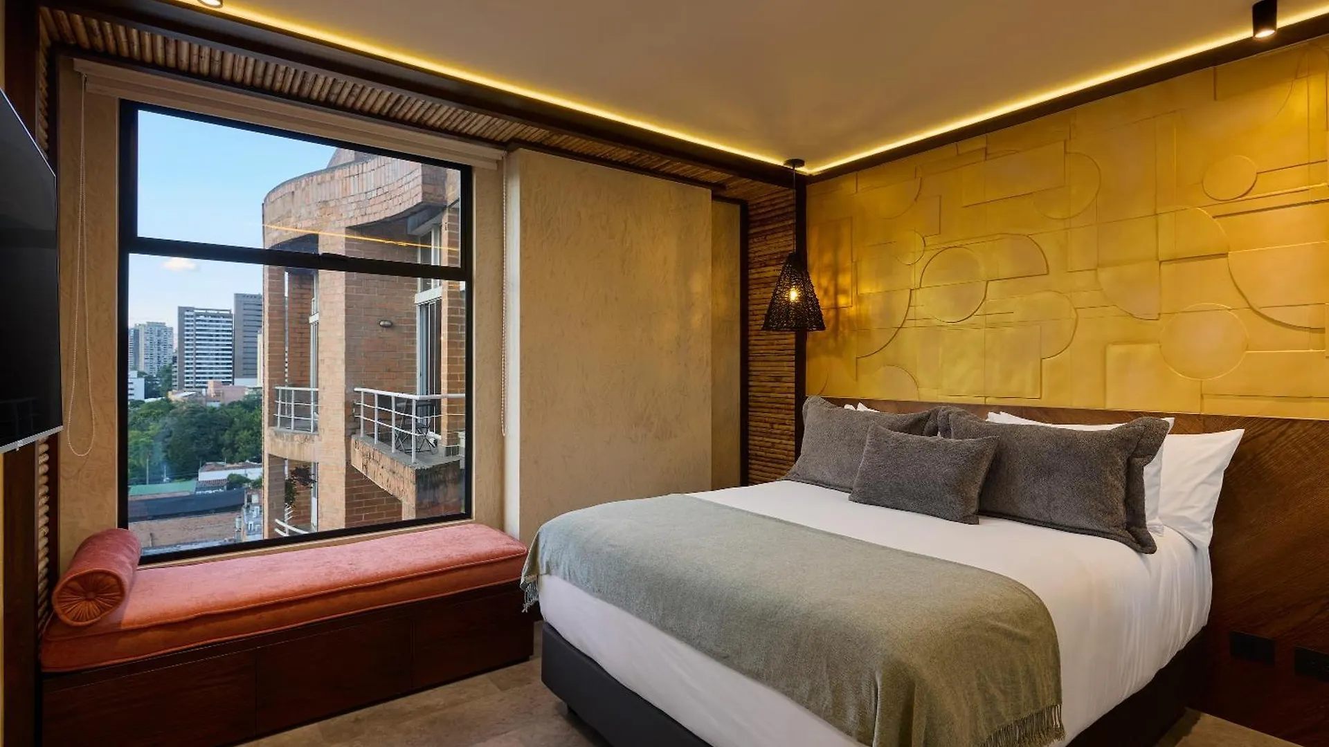 Golden Valley Hotel Medellín 4*,