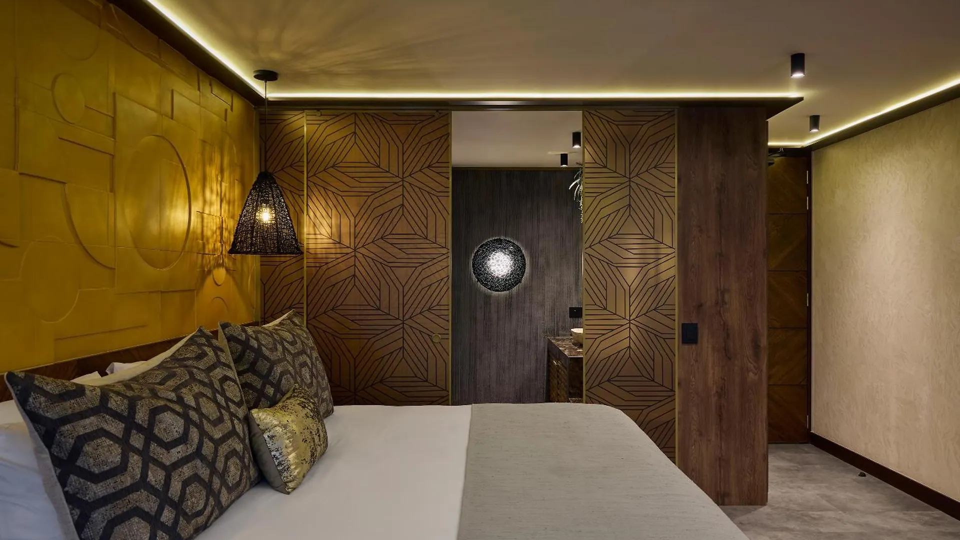Golden Valley Hotel Medellín 4*,